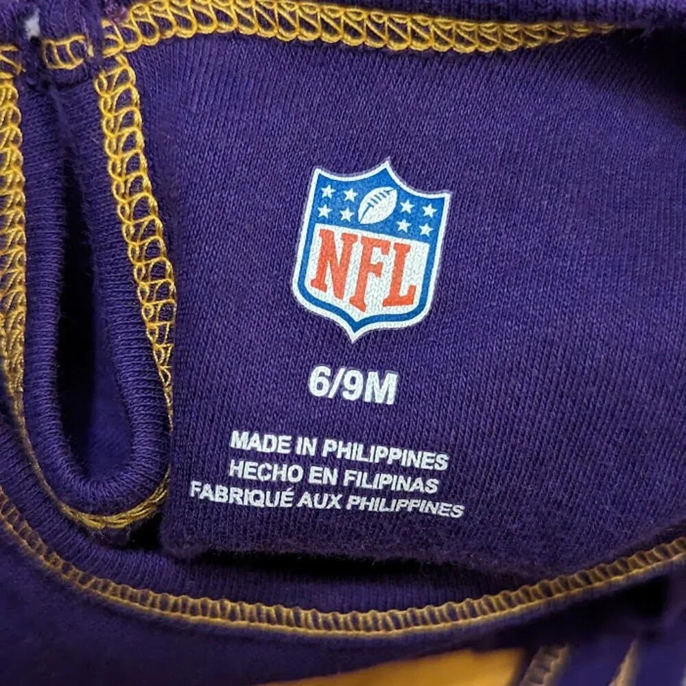 Baby Onesie NFL Minnesota Vikings love purple and yellow size 6-9 months